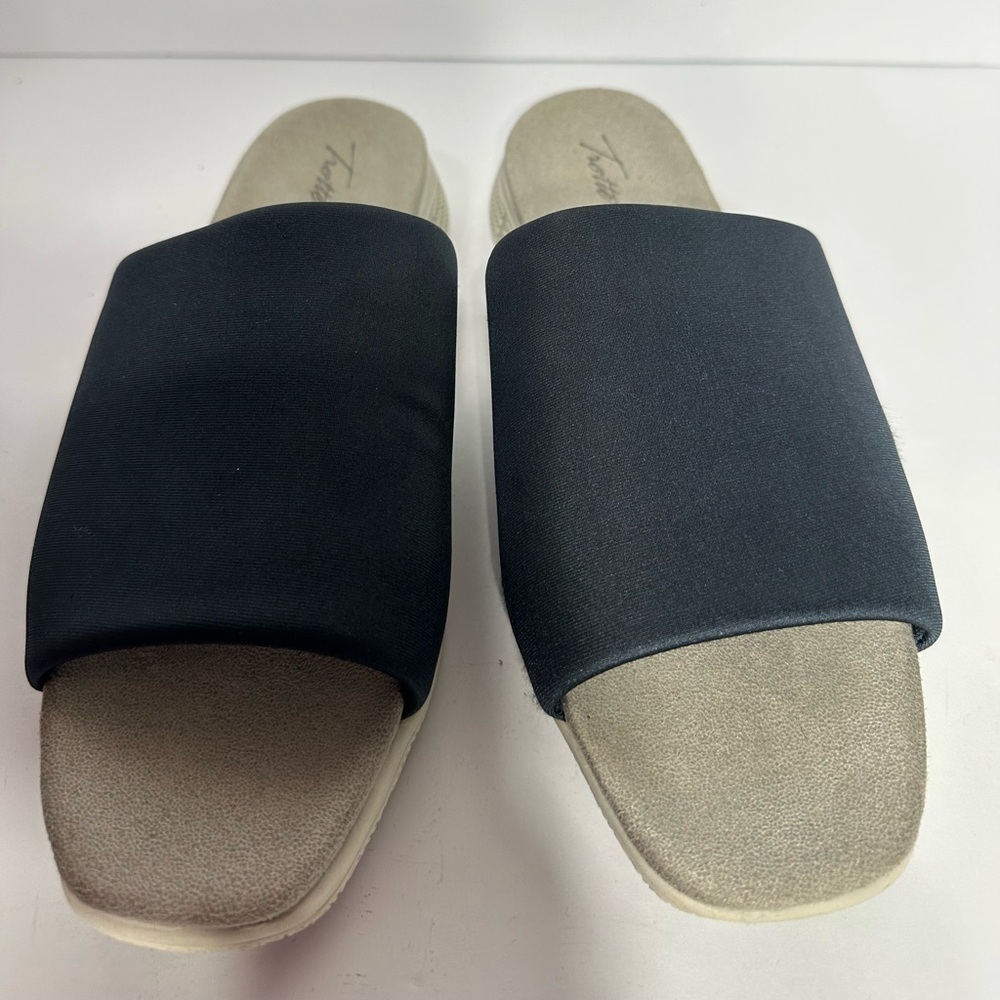 TROTERS Navy Slide  sandals size 9w pre
Owned Exellent condition